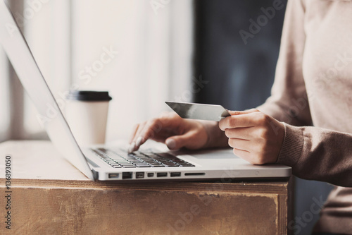 Canvastavla Hand holding credit card and using laptop