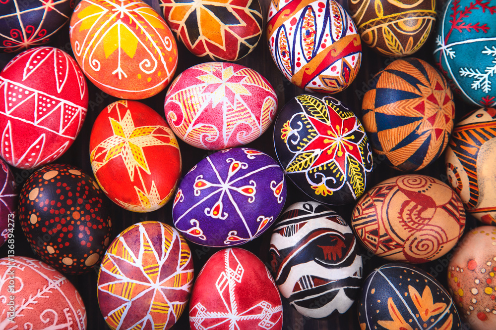 Naklejka premium Mix of easter eggs with the traditional designs.