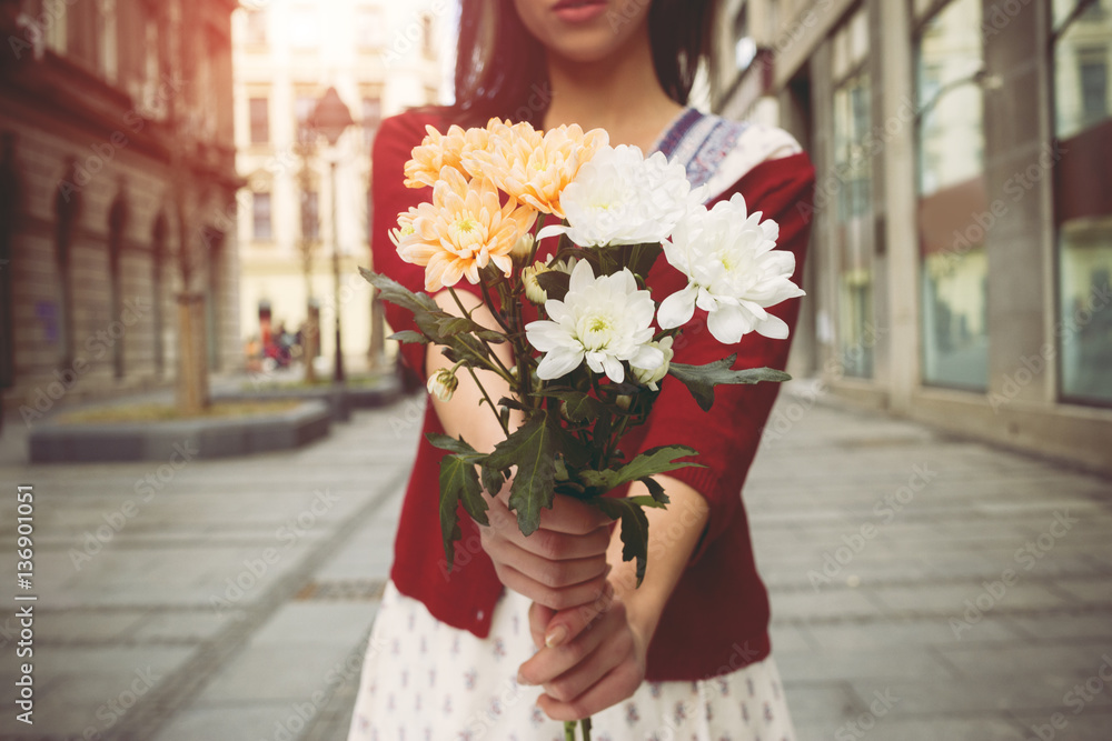 Fototapeta premium Girl with flowers on the boardwalk 