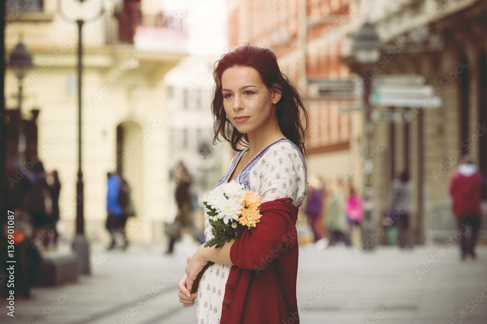 Obraz premium Girl with flowers on the boardwalk 