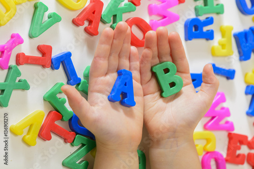 Little girl learning to rea...