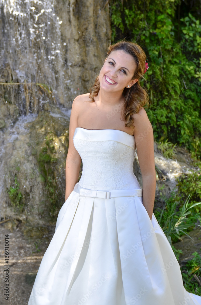 Guapa novia recién casada junto a una cascada. Guapa novia recién casada junto a una cascada.