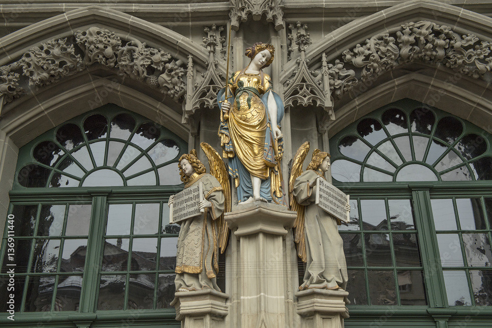 Hauptportal des Münsters mit Gerichtsengel, Bern, Schweiz