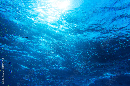 sun shining through the surface of blue ocean water / Sonnenstrahlen und Sonne unterwasser Hintergrund