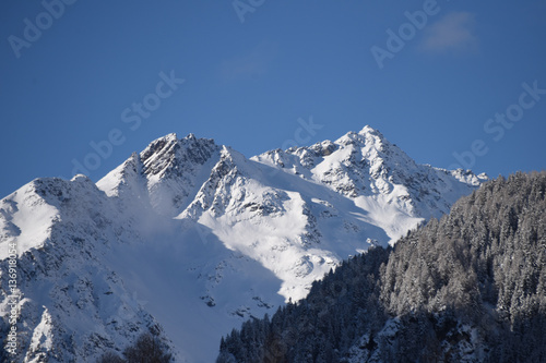 paesaggio invernale montagne neve nevicata sole alberi con neve neve fresca  © franzdell