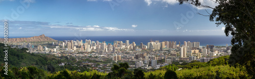 Panorama-Blick über Honolulu und den Diamond Head Crater auf Oahu, Hawaii, USA.