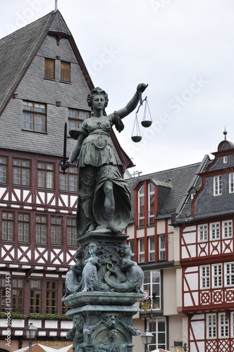 Justitia auf dem römerberg in frankfurt