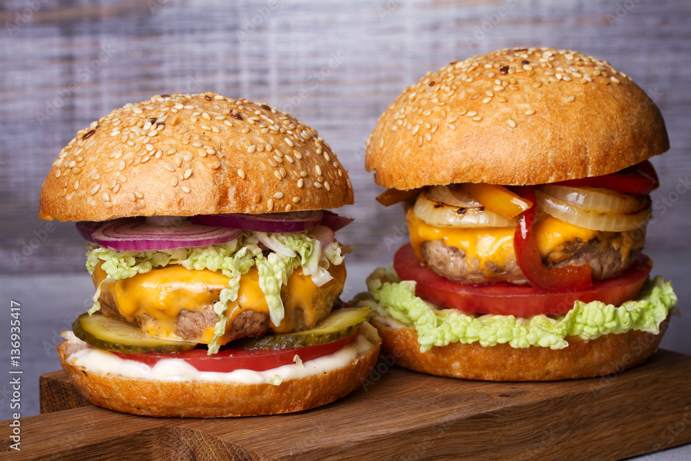 Beef burgers with red, yellow peppers, napa cabbage and cheddar Beef burgers with red, yellow peppers, napa cabbage and cheddar