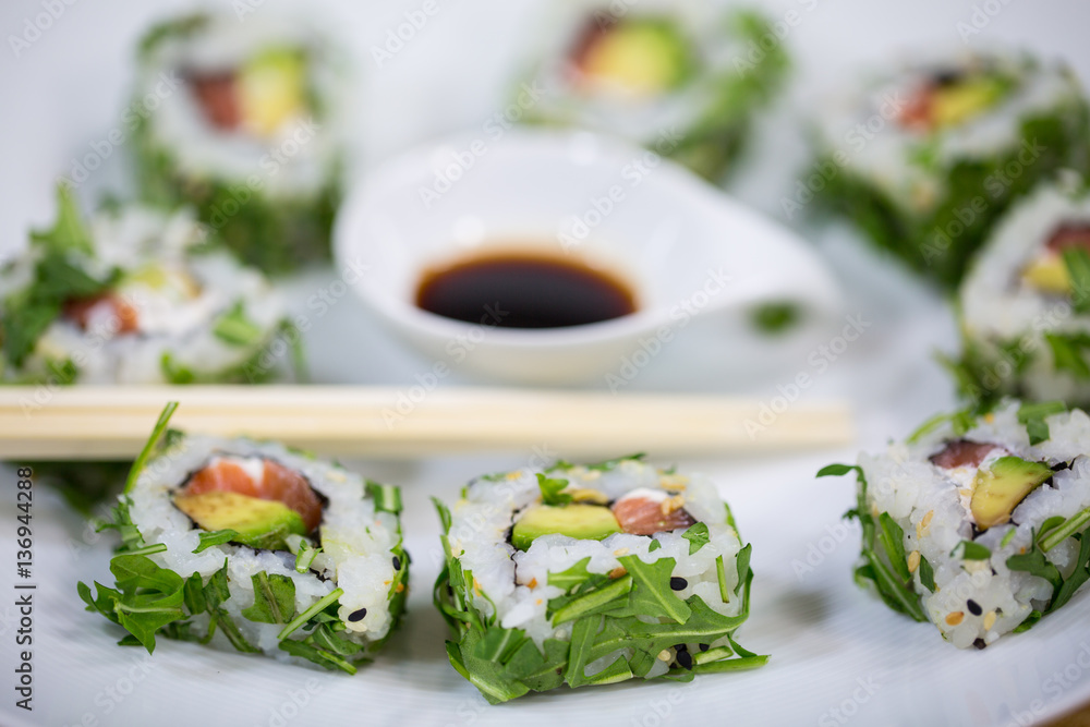 Sushi, California Roll, mit Ess Stäbchen Sushi, California Roll, mit Ess Stäbchen