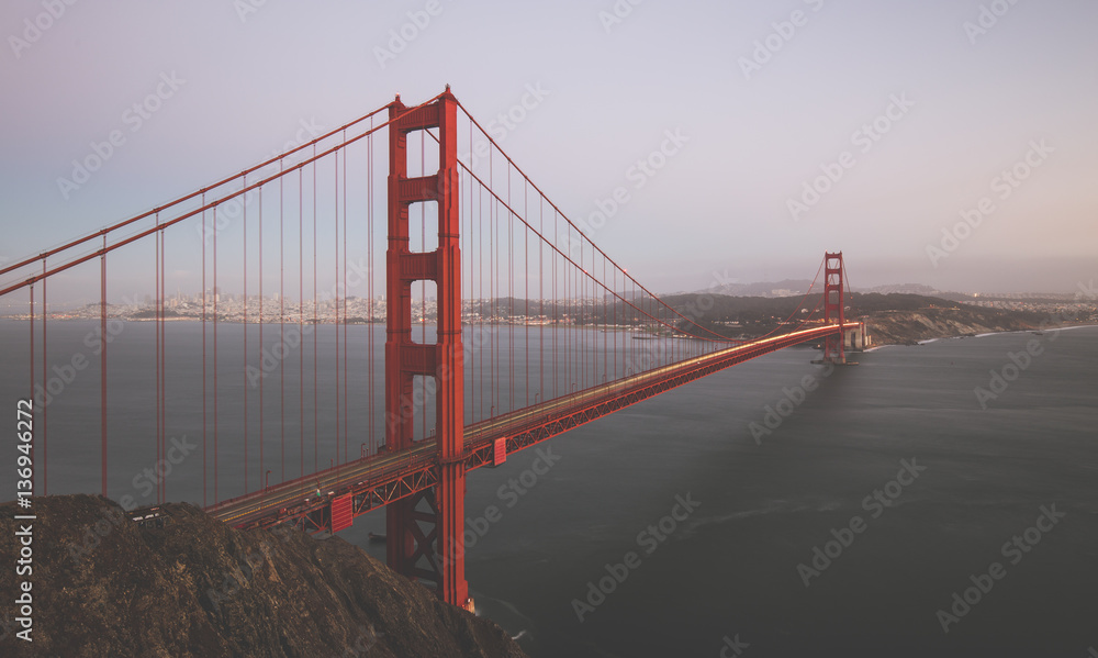 Fototapeta premium Golden Gate Bridge in twilight, San Francisco, California, USA