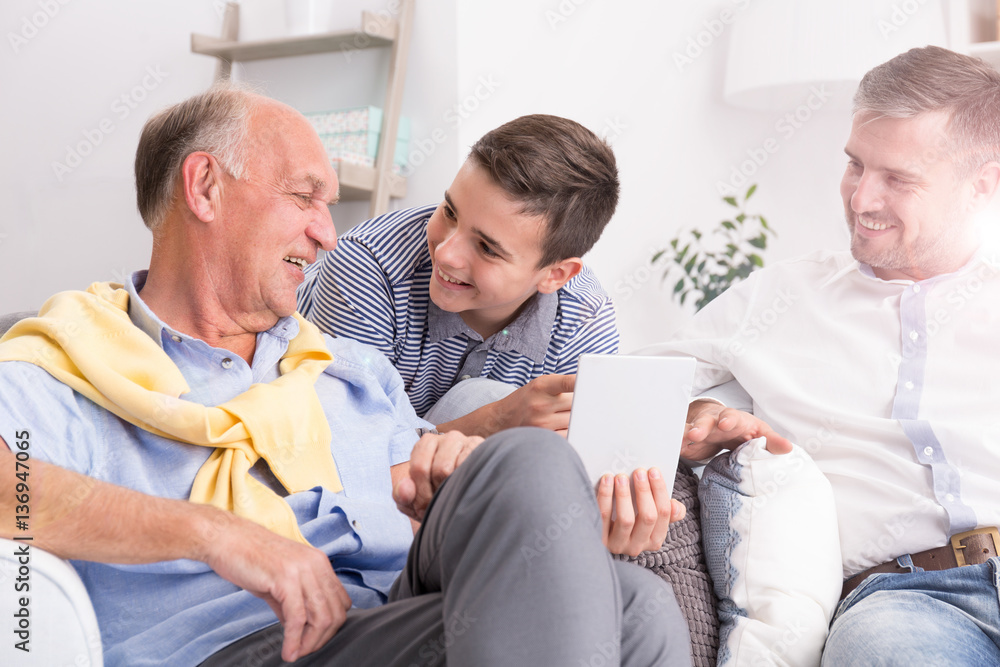 Obraz premium Grandfather making conversation with family