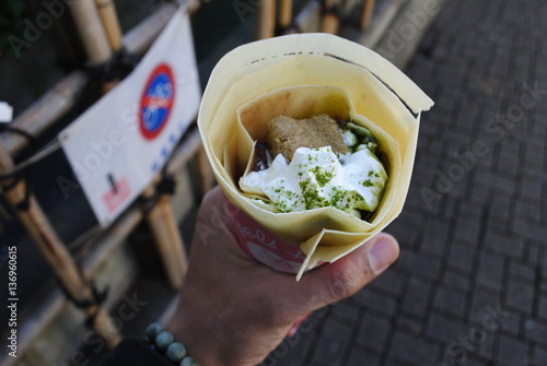 Crêpes avec crème glacée au thé matcha, haricots rouges, framboise... / Harajuku