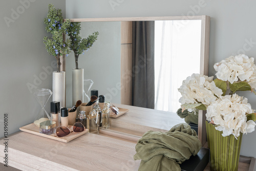 Fotografia Beauty and make-up concept: table mirror, flowers, perfume, jewe