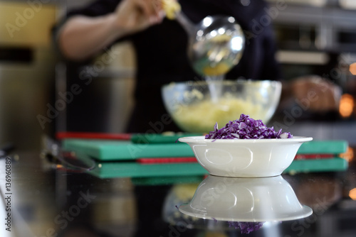 piatto di cavolo rosso tagliato - preparazioni culinarie sullo sfondo sfocato photo