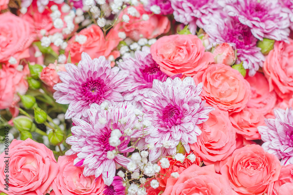 Цветочный фон из роз и хризантем