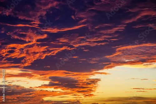 Rote Wolken am Himmel bei Sonnenuntergang © Ewald Fröch