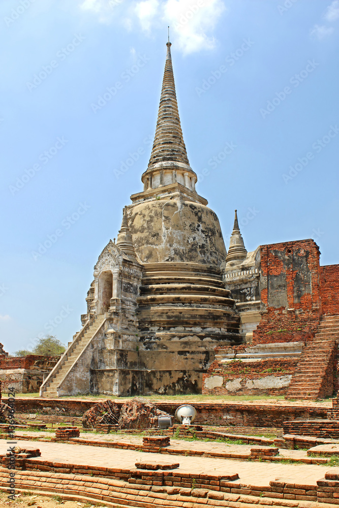 Fototapeta premium Buddhist temple ruins of Wat Mahathat in Ayutthaya, Thailand.