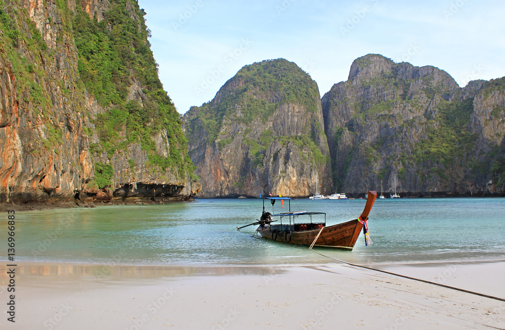 Obraz premium Holiday vacation concept background - Long tail boat on tropical beach with limestone rock, Krabi, Thailand