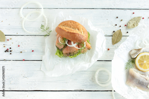 Fischbrötchen Lachs Lachsbrötchen Tisch Hering Filet Overhead Top View photo