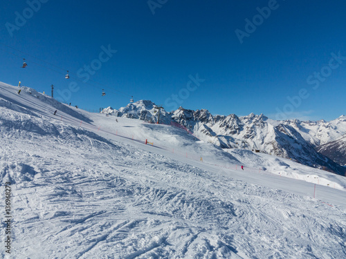 Ski station - Skiers and skilift © Simone Polattini