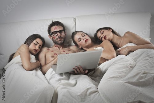 Tableau sur toile Man playing with laptop when the girls passed out