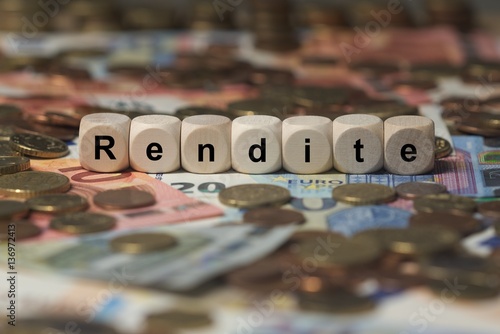 rendite - Holzwürfel mit Buchstaben im Hintergrund mit Geld, Geldscheine