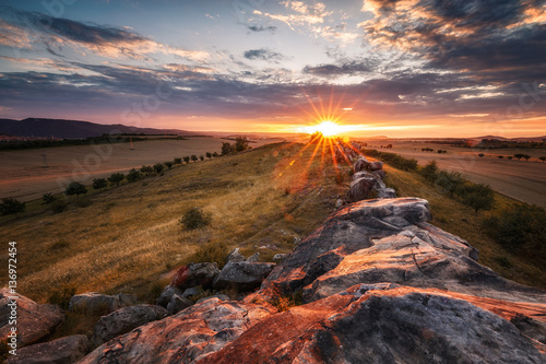 Sagenhafte Teufelsmauer mit warmen Sonnenuntergang im Harz, Sachsen-Anhalt