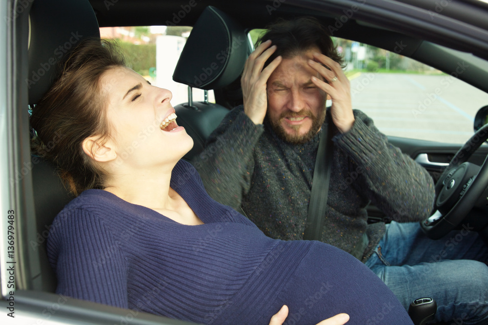 Pregnant woman screaming in car for pain husband scared Stock 写真