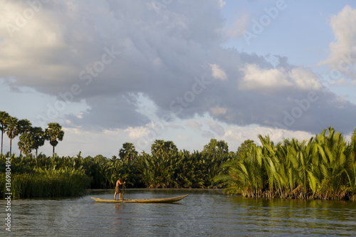 Fényképezés PECHEUR SUR LA KAMPOT RIVER AU CAMBODGE