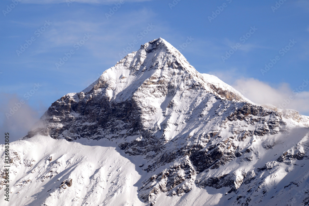 Obraz premium Paesaggio alta montagna con vista orientale Piz Combul dalla cima Motta massiccio del Bernina Alpe Palù Chiesa Valmalenco