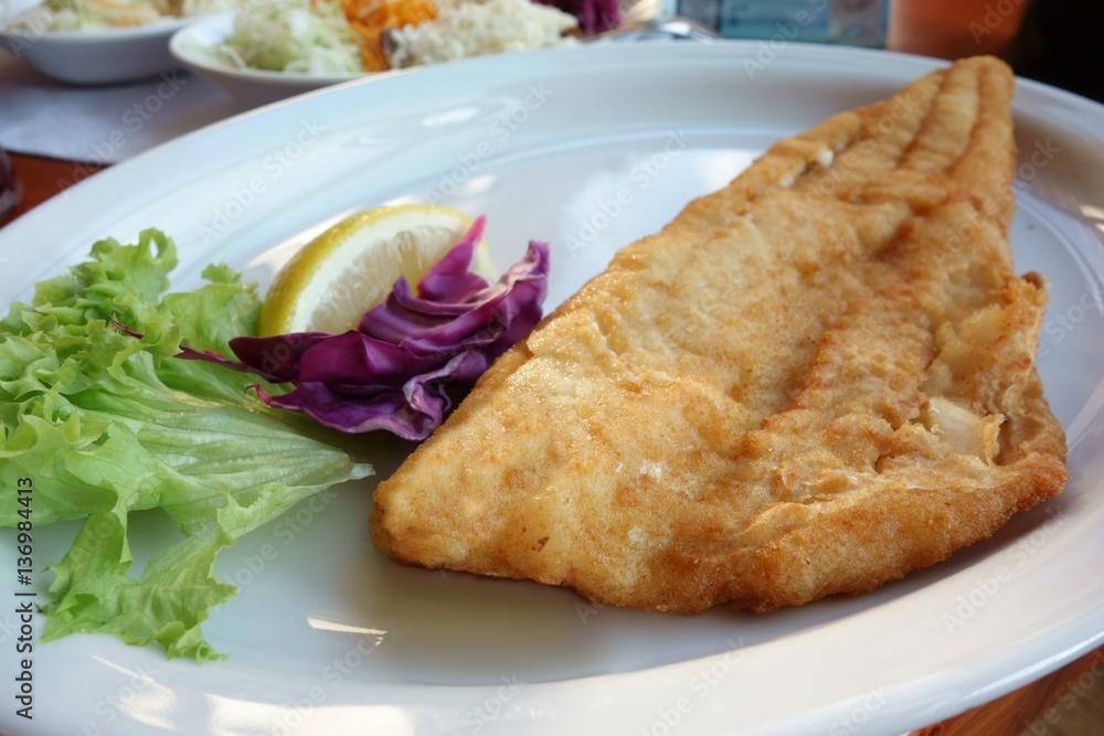 Fisch mit Salat Beilage Fisch mit Salat Beilage