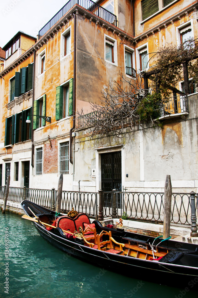 Gondel in Venedig vor dem Eingang eines gelben Hauses