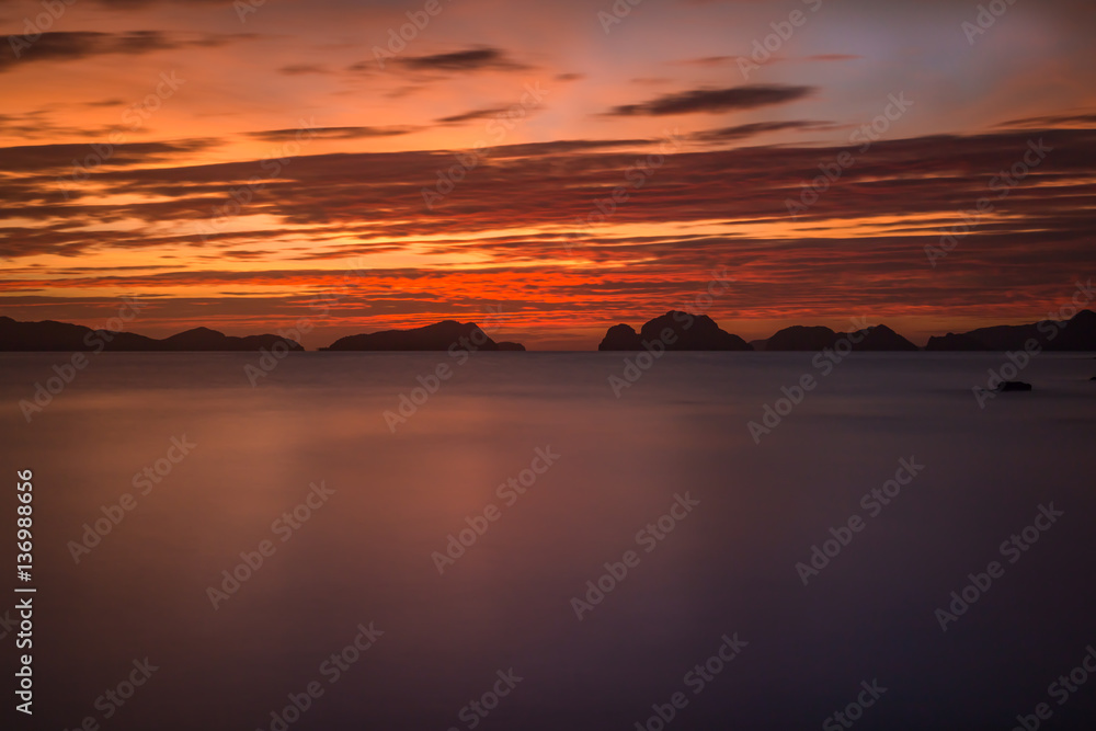 Coucher de soleil depuis la plage de Los Cabanas à El Nido