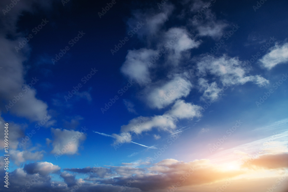 Fototapeta premium sun sets in the clouds. Beauty world.