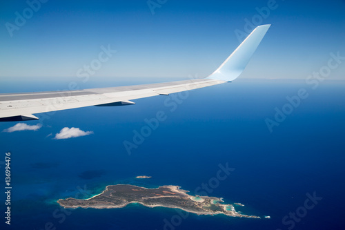 Flugzeugtragfläche mit Aussicht auf karibische Insel