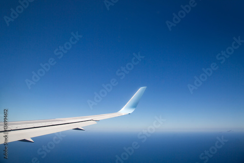 Flugzeugtragfläche mit strahelnd blauen Himmel