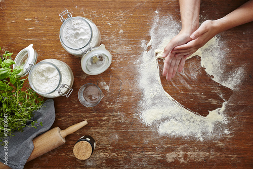 Fotografi hand dusting of flour in baking scene