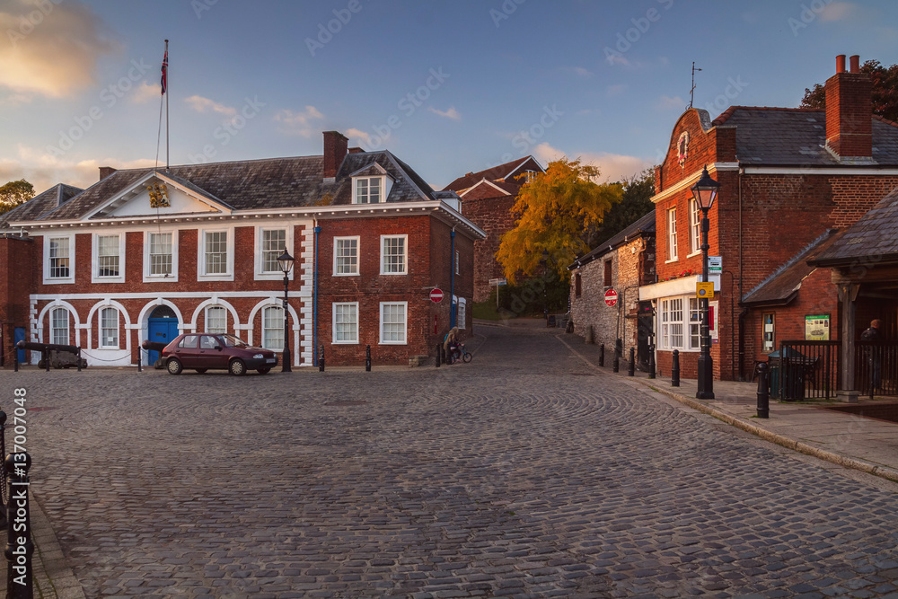 Obraz premium Customs House in Exeter. Evening light. Nobody. The car on the paved area.