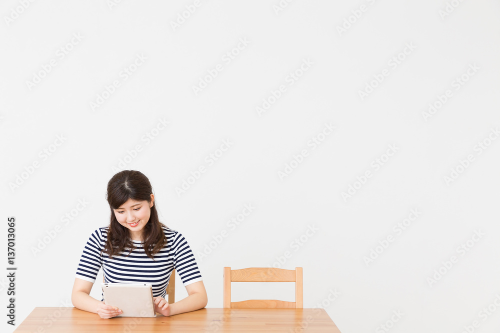 タブレットを見る笑顔の女性　コピースペース