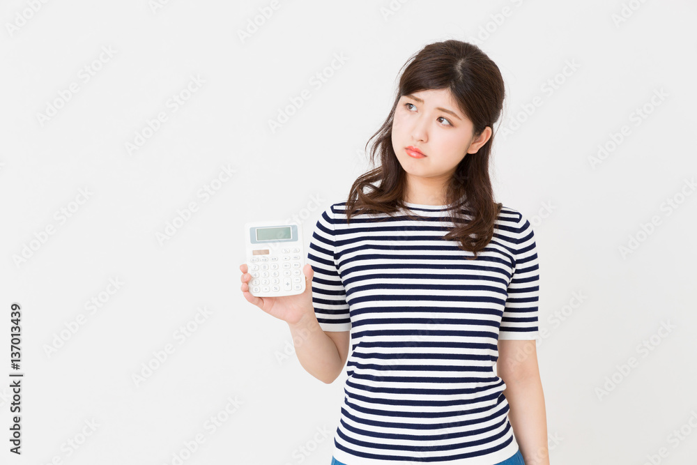 電卓を持つ女性 考える 電卓を持つ女性 考える