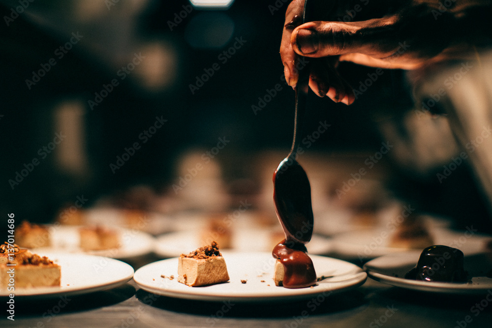 Ταπετσαρία Chef's Chocolate Covered Hand Spoons Melted Ewe's Milk Chocolate On To A Marshma