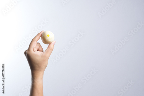 фотографія Hand holding Chinese pastry moon cake