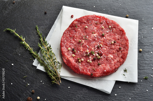 Obraz na plátně Fresh raw Prime Black Angus beef burger patty
