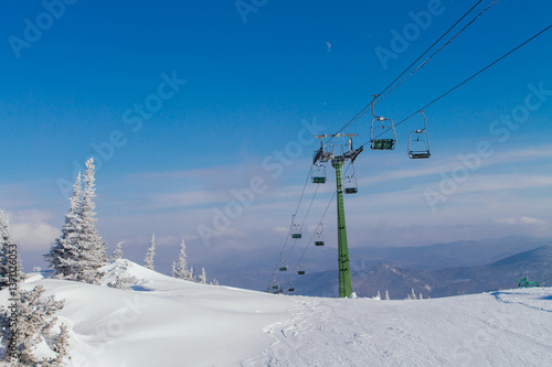 Ski lift and chairs © Smile