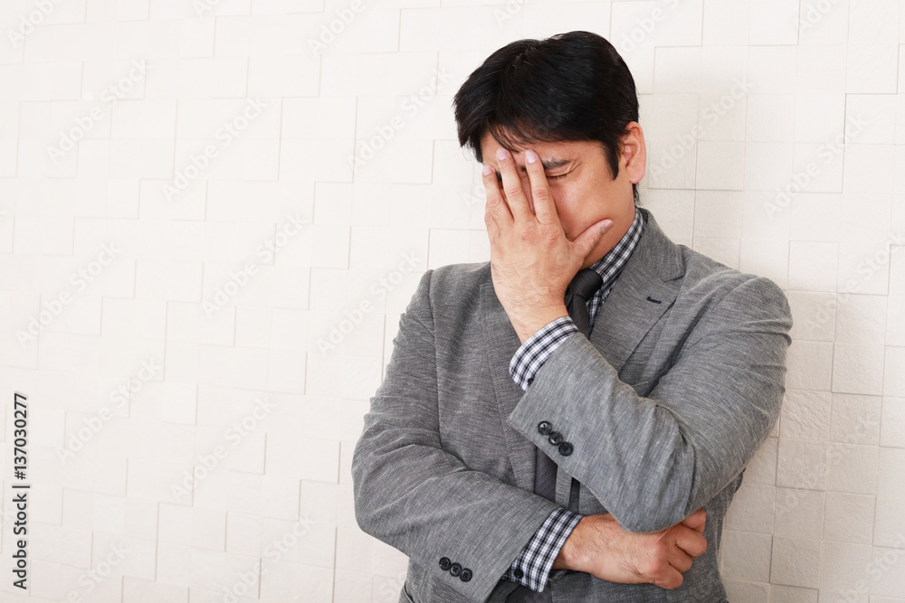 頭痛に悩む男性