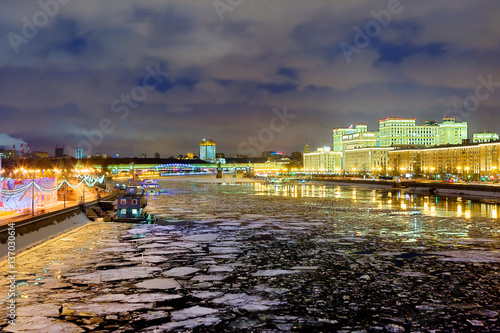 Wallpaper Mural Здание министерства обороны России на Фрунзенской набережной в Москве Torontodigital.ca