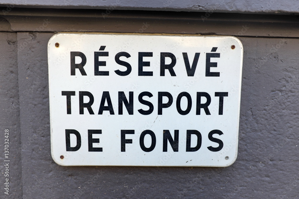 Réservé aux transports de fonds. Panneau sur une façade. Réservé aux transports de fonds. Panneau sur une façade.