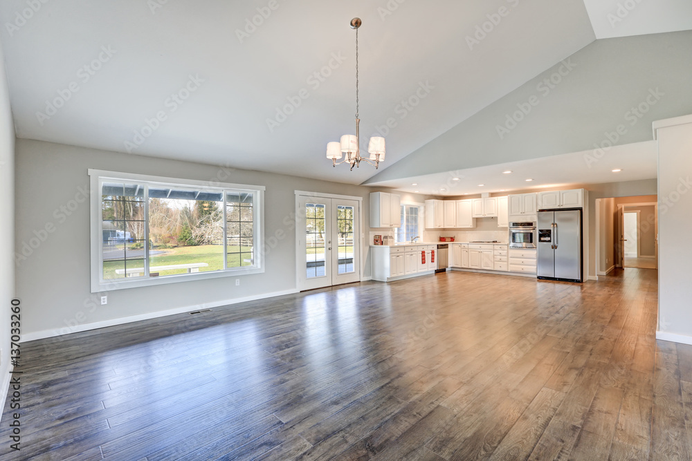 Spacious rambler home interior with vaulted ceiling Spacious rambler home interior with vaulted ceiling