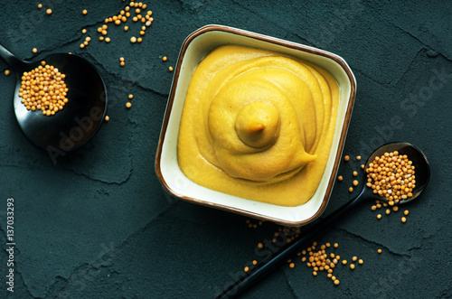 Obraz w ramie mustard