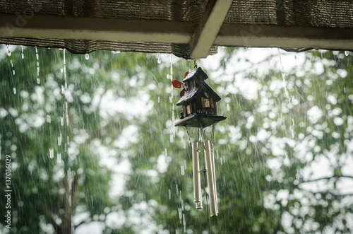 Billede på lærred wind chime in rainy day